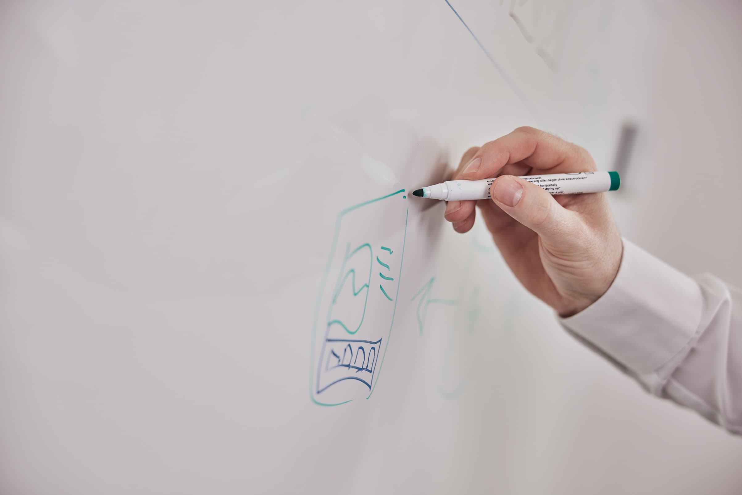 Systemarkitektur skitseret på whiteboard